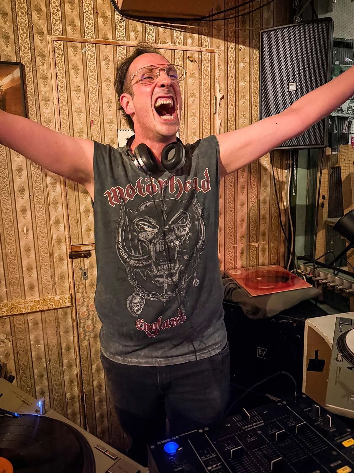 Mr. RÖCK achter de draaitafels